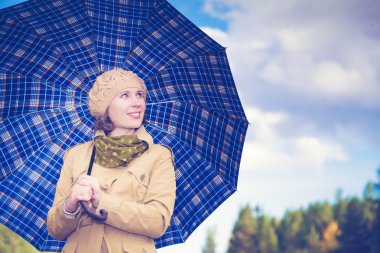 bir şemsiye ile güzel kız.