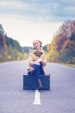 Bir bavul seyahat ile zarif kadın.