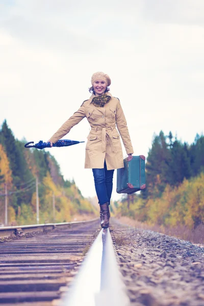 Elegante donna con una valigia che viaggia in treno . — Foto Stock