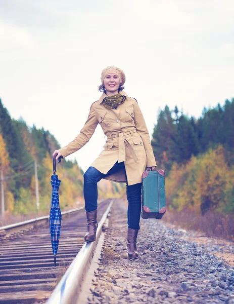 Elegant kvinna med en resväska som reser med tåg. — Stockfoto