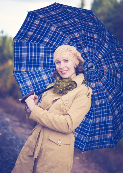 Menina bonita com um guarda-chuva . — Fotografia de Stock