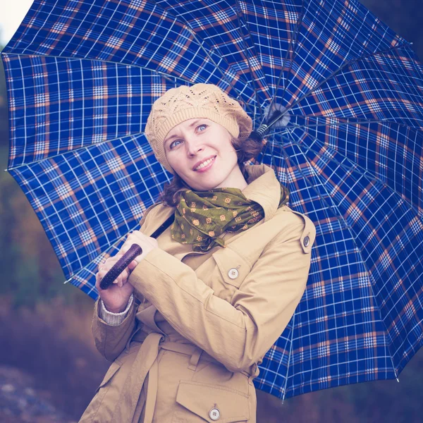 Menina bonita com um guarda-chuva . — Fotografia de Stock