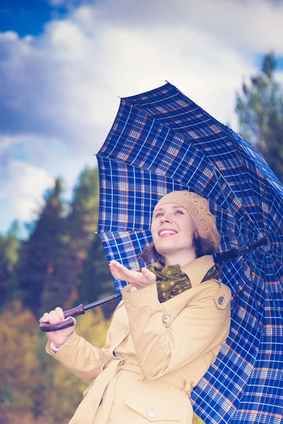 Krásná dívka s deštníkem. — Stock fotografie