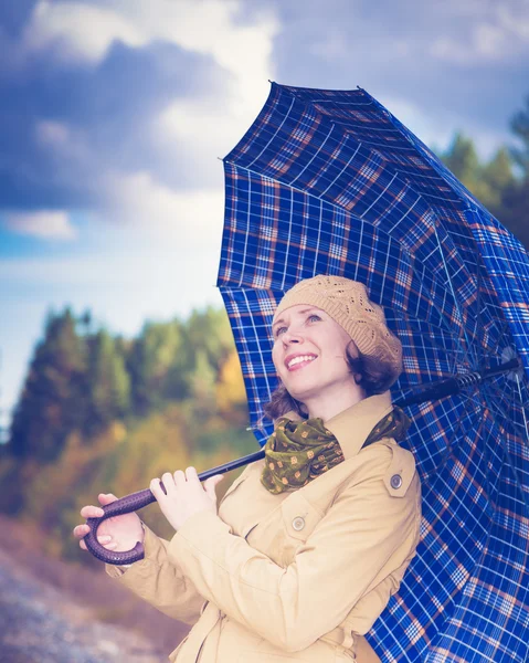 Bella ragazza con un ombrello . — Foto Stock