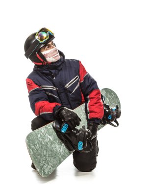 Erkek snowboard kurulu ile.