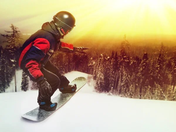 Portret van snowboarder doen extreme truc. — Stockfoto