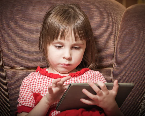 Bambina che gioca con un moderno tablet digitale . — Foto Stock