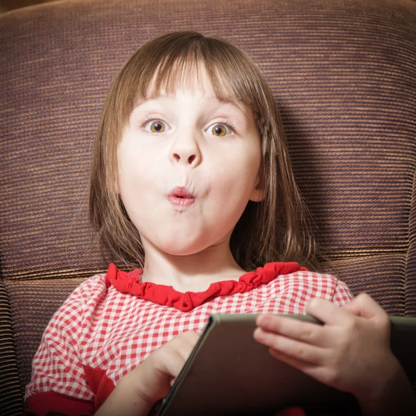 Meisje spelen met een moderne digitale tablet. — Stockfoto