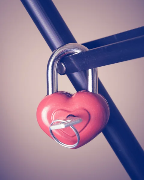 Κλειδαριά με τη μορφή μιας καρδιάς. — Φωτογραφία Αρχείου