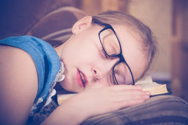 Mädchen liest zu Hause im Sessel ein Buch. — Stockfoto