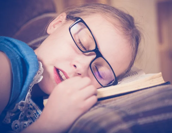 Mädchen liest zu Hause im Sessel ein Buch. — Stockfoto