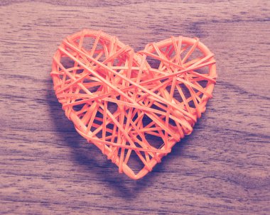 Hasır kalp yalan ile el yapımı.