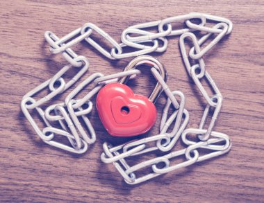 Kilit kalp zinciri ile.
