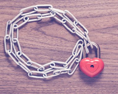Kilit kalp zinciri ile.