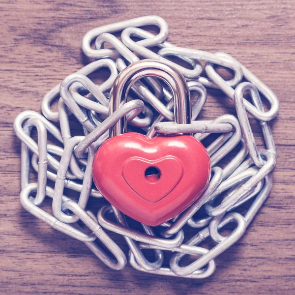 Κλειδαριά καρδιά με αλυσίδα. — Φωτογραφία Αρχείου
