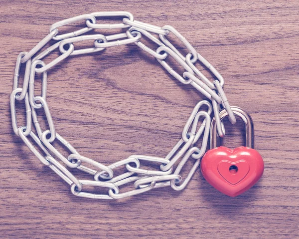 Coeur de verrouillage avec chaîne . — Photo