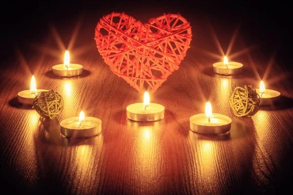 Cuore rosso con candele . — Foto Stock