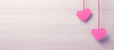 bir ipte asılı iki kağıt kalp.