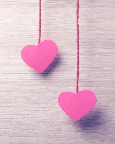 Two paper hearts hanging on a rope. — Stock Photo, Image