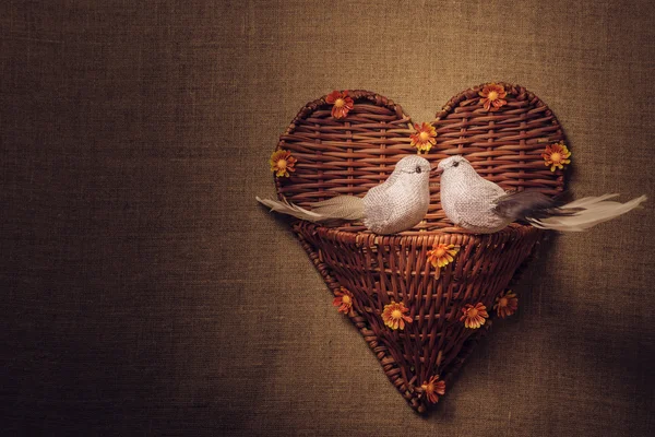 Dva malý ptáček milenci, srdce. — Stock fotografie