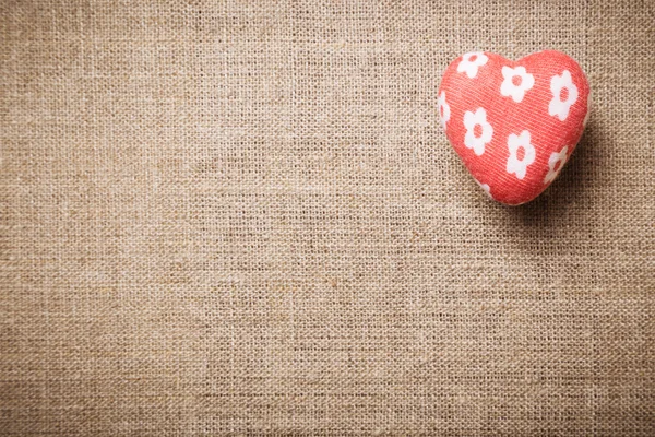 Coeur et coccinelle sur le tissu . — Photo