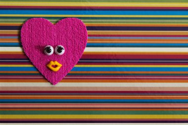 Komik kalp gözleri ile.