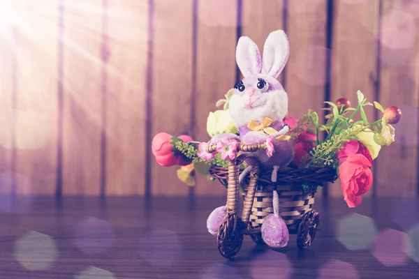 复活节兔子上一辆自行车用花. — 图库照片