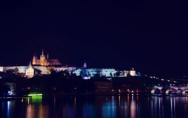 Ночная жизнь в Праге — стоковое фото