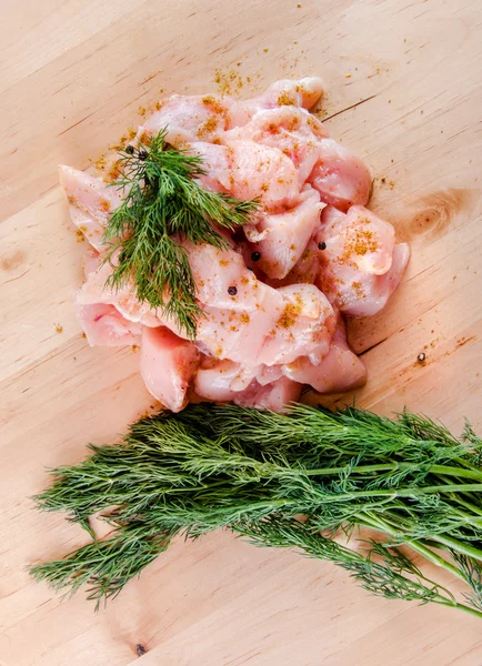 Fleisch in Stücke geschnitten und Dill — Stockfoto