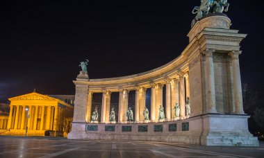 Gece Budapeşte anıt