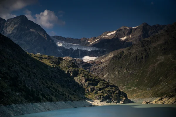 Romántico lago de montaña en los Alpes —  Fotos de Stock
