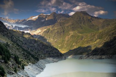 Romantik dağ gölü Alpleri'nde
