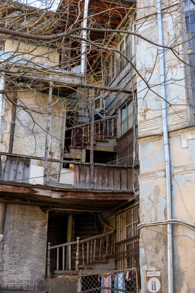 ジョージアのトビリシの首都の貧困層と古い町 — ストック写真
