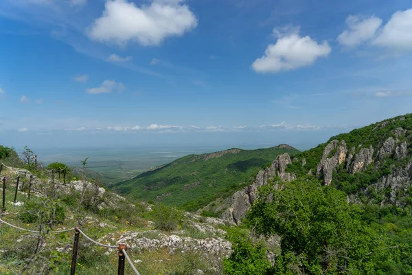 为格鲁吉亚山区的运动和健康进行远足 — 图库照片