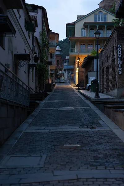 夕方トビリシの通り文化遺産都市でのリラクゼーション旅行 — ストック写真