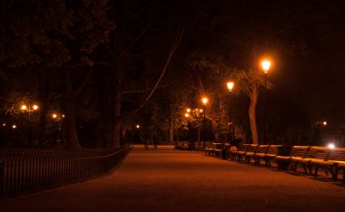 gece bir parkta yürüyüş