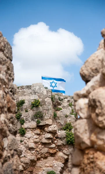 Israelische Flagge über der Burgruine von Kakun lizenzfreie Stockbilder