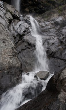 Dağ waterall ve nehir