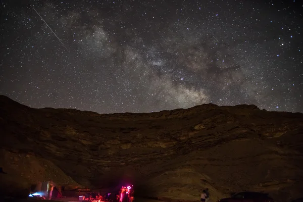 Campamento nocturno bajo estrellas — Foto de Stock