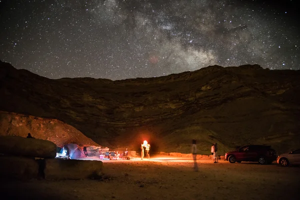 Campamento nocturno bajo estrellas — Foto de Stock