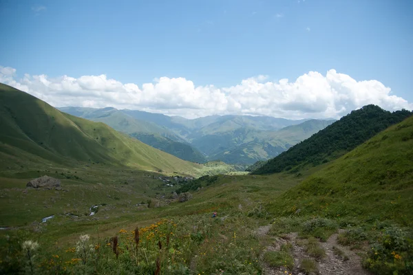 Senderismo en las montañas — Foto de Stock