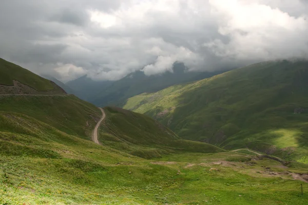 Mountain Road Georgiassa — kuvapankkivalokuva