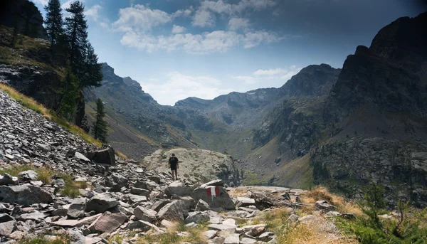 Touriste randonneur sur un sentier — Photo