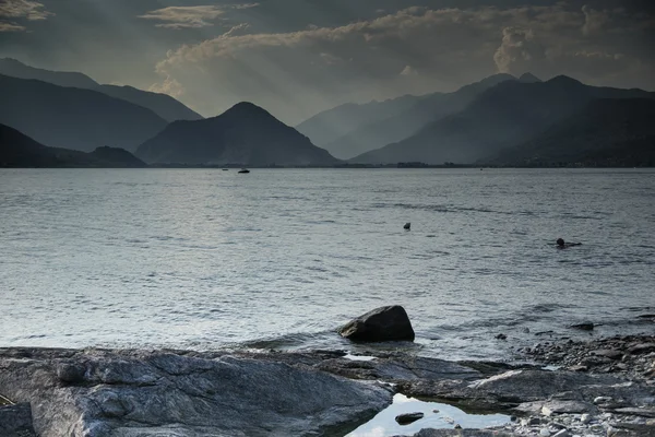 Západ slunce na jezeře Itálie — Stock fotografie