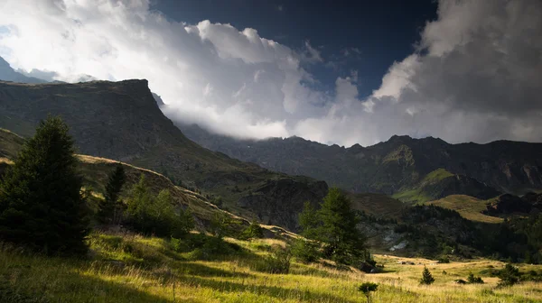 Paesaggio montano nelle Alpi — Foto Stock