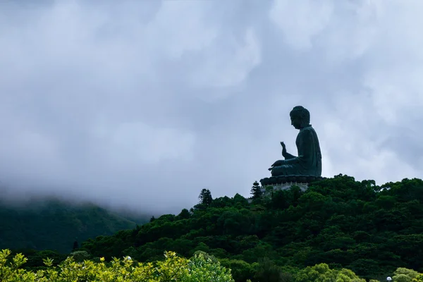 Grand Bouddha à travers les nuages, Hong Kong — Photo