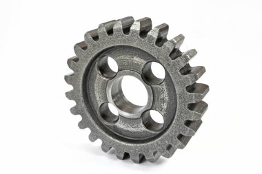 Beyaz zemin üzerinde bir metal dişli