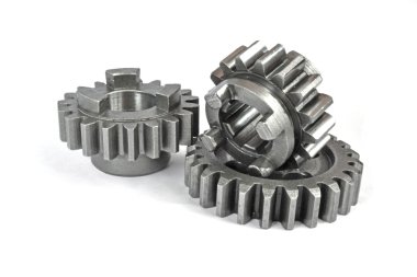 beyaz zemin üzerinde üç metal Dişliler