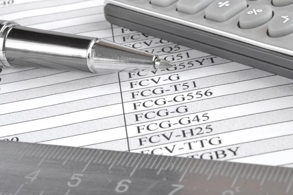 Affärsbakgrund med bord, linjal, penna och miniräknare — Stockfoto