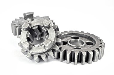 beyaz zemin üzerinde üç metal Dişliler